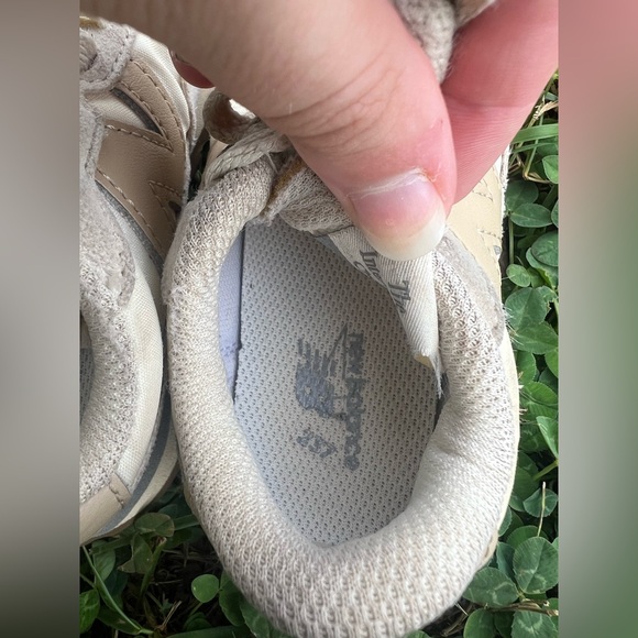 New Balance Child Size 8 Cream & Grey Running Shoes - Picture 6 of 11